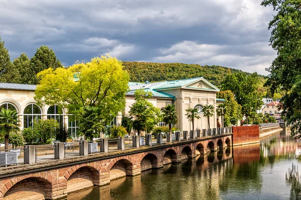 川のほとりにあるバイエルン州の絵のような有名な温泉街セール Bad Kissingen Germany — ストック写真
