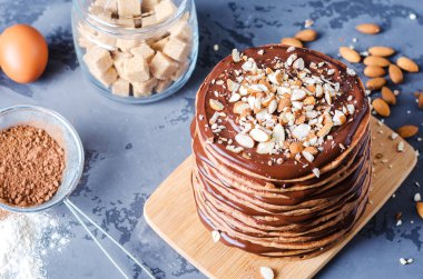 Pasta gözleme. Çikolatalı krema ve badem ile çikolatalı krep yığını