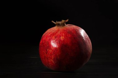 Siyah ahşap zemin bir olgun nar