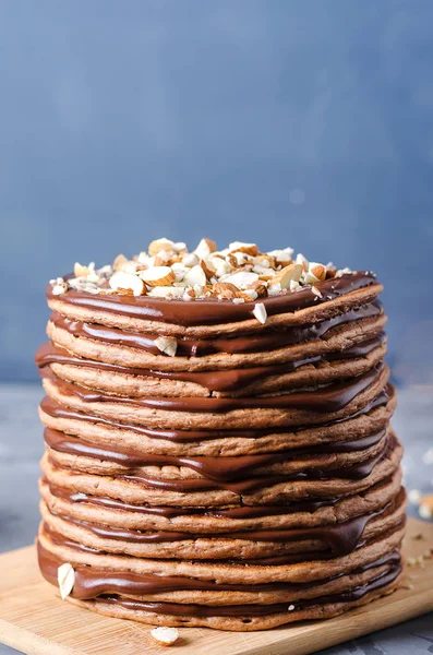 Kue Pancake Setumpuk Kue Dadar Coklat Dengan Krim Cokelat Dan — Stok Foto