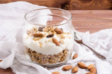 Doğal yoğurt, fındık ve kuru meyve bir cam kavanoza ile müsli