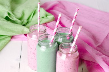 Yeşil ve pembe smoothies. Ahududu ve nane ile kivi ile çilek.