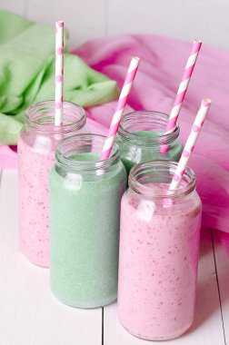 Yeşil ve pembe smoothies. Ahududu ve nane ile kivi ile çilek.