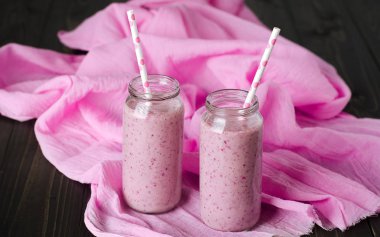 Ahududu ve çilek smoothies koyu ahşap arka plan üzerinde