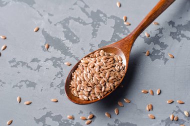 rustik arka plan üzerinde ahşap kase keten tohumu