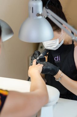 Asıl Güzellik Salonu donanım Manikür yok. Temizleme jeli vernik ile jel gomalak vernik ile bir tasarım uygulama çıkarmak, pterjium ve kütikül kaldırma bir freze kesici ile.
