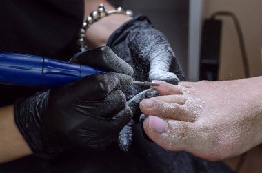 Asıl donanım pedikür stüdyoda güzellik salonu yapar. Eski yüzeyler Jel-Vernik, pul pul dökülme ayak, Jel-Vernik gomalak çivilerle kapsayan kütikül kaldırılması kaldırılması