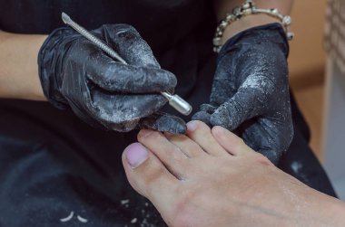 Asıl donanım pedikür stüdyoda güzellik salonu yapar. Eski yüzeyler Jel-Vernik, pul pul dökülme ayak, Jel-Vernik gomalak çivilerle kapsayan kütikül kaldırılması kaldırılması