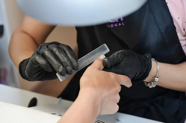 마스터 살롱에서 하드웨어 매니큐어를 디자인 바니시를 전자와 커터와 광택의 — 스톡 사진