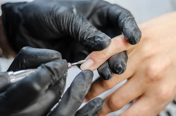 Schönheitssalon Macht Der Meister Maniküre Entfernen Des Gellacks Mit Einem — Stockfoto