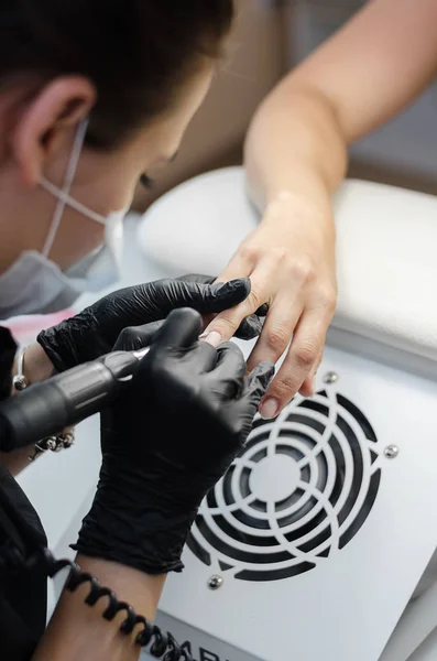 Schönheitssalon Macht Der Meister Maniküre Entfernen Des Gellacks Mit Einem — Stockfoto