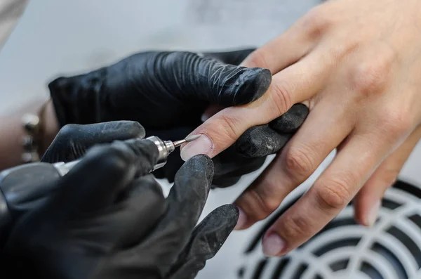 Mistrz Robi Manicure Sprzętu Salonie Piękności Usuwanie Lakieru Żel Frez — Zdjęcie stockowe