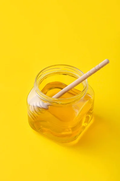 Vloeibare Bloem Honing Glazen Pot Gele Achtergrond Met Honing Van — Stockfoto