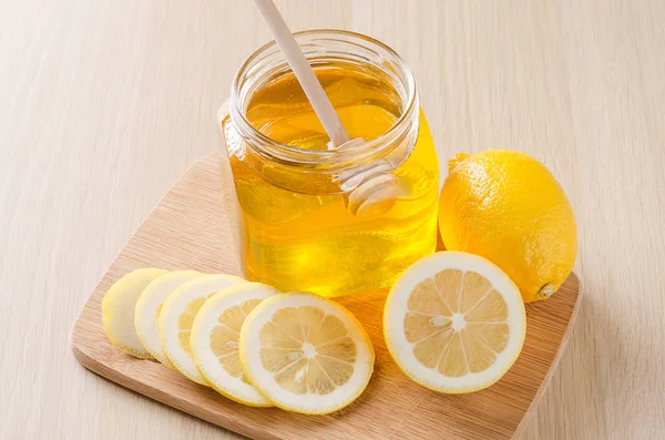 花の蜜と明るい背景にレモン コンセプト 喉の風邪薬 — ストック写真