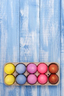 tavuk renkli, mavi, ahşap, arka plan portre renkli Paskalya yumurtaları