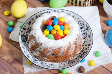 Pudra şekeri ve ahşap rustik zemin üzerine pasta ile Paskalya kek