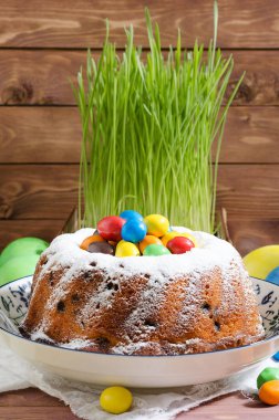 Pudra şekeri ve ahşap rustik zemin üzerine pasta ile Paskalya kek