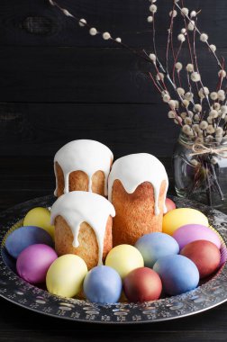 Paskalya kek ve bir karanlık, rustik, yumurta ahşap arka plan, willow bir buket, bir natürmort