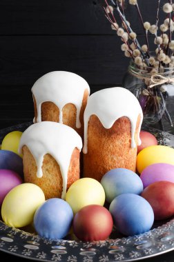 Paskalya kek ve bir karanlık, rustik, yumurta ahşap arka plan, willow bir buket, bir natürmort