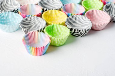 Kek için kağıt kapsüller. Pasta pişirme için formu. Beyaz arka plan