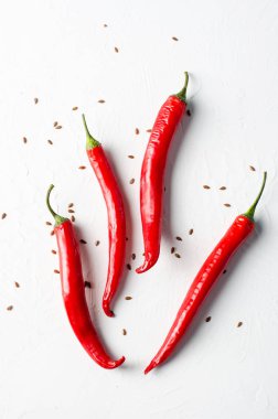 Beyaz zemin üzerine biber. Baharatlar: siyah hardal tohumu, karanfil, kırmızı biber, karabiber, yenibahar.
