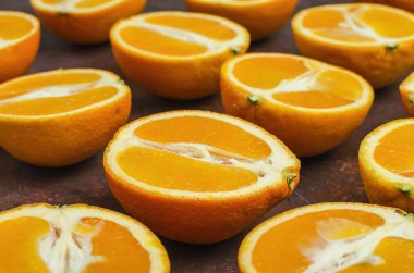 Yarım portakal koyu kahverengi zemin üzerine.