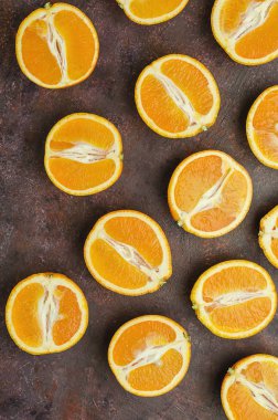 Yarım portakal koyu kahverengi zemin üzerine.