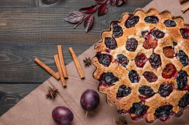 Erik pasta koyu ahşap arka plan üzerinde. Homemade Pişirme