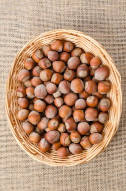 Fındık kabuğuna hafif bir çuval bezi sepet içinde.