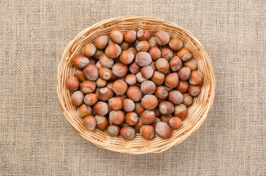 Fındık kabuğuna hafif bir çuval bezi sepet içinde.