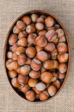 Fındık kabuğuna ahşap bir kabın içinde hafif bir çuval bezi.