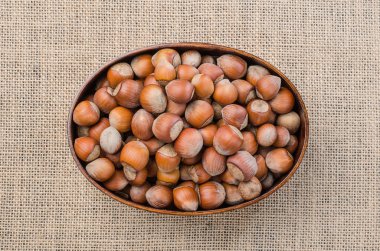 Fındık kabuğuna ahşap bir kabın içinde hafif bir çuval bezi.