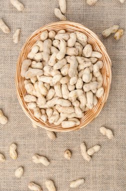 Sepet içinde hafif bir çuval bezi kabuğuna fıstık.