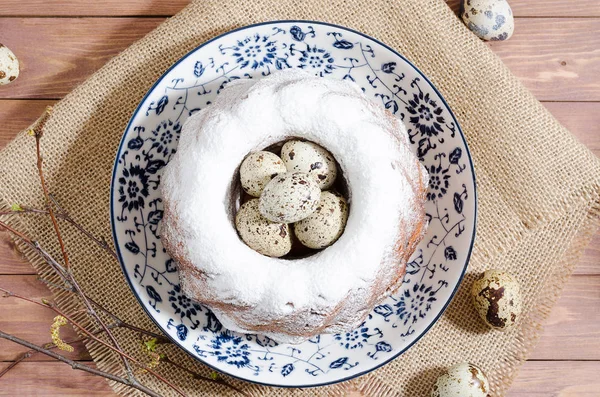 Osterkuchen Auf Einem Teller Auf Klette Auf Einem Rustikalen Holztisch — Stockfoto