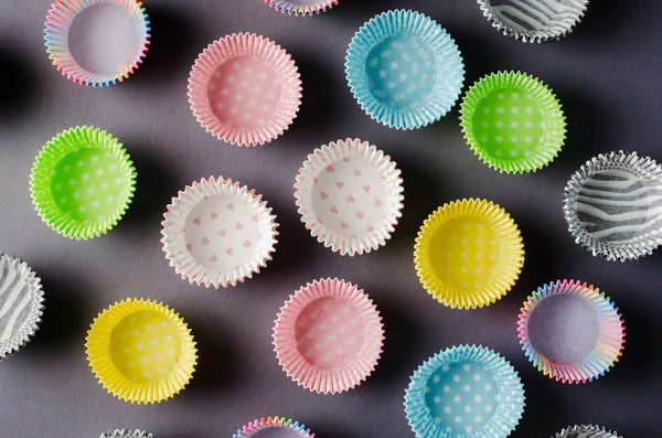 Papier Kapsułki Dla Cupcake Forma Pieczenia Ciasta Białe Tło — Zdjęcie stockowe