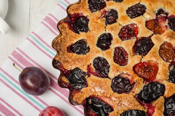 Pruimentaart Een Lichte Houten Achtergrond Homemade Bakken — Stockfoto