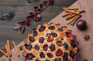 Erik pasta koyu ahşap arka plan üzerinde. Homemade Pişirme