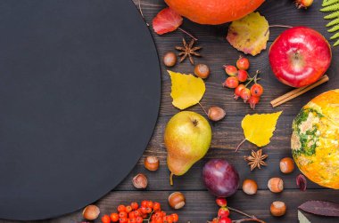 Tebeşir tahtası ile karanlık sonbahar arka plan. Düz yatıyordu.