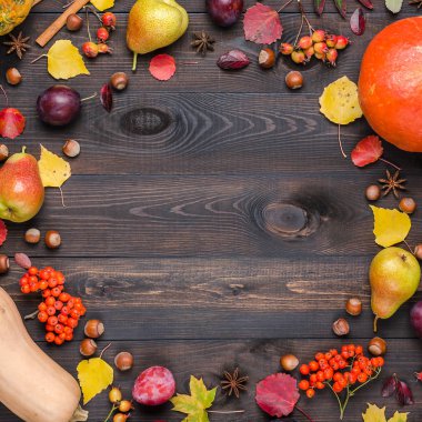 Karanlık sonbahar arka plan kopya alanı ile. Düz yatıyordu.