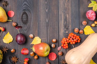 Karanlık sonbahar arka plan kopya alanı ile. Düz yatıyordu.