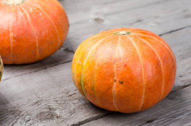 Gri, rustik ahşap arka plan üzerinde bütün kabak.