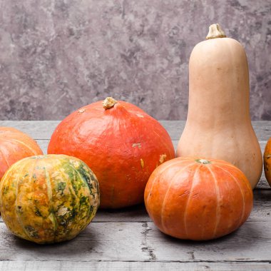 Gri, rustik ahşap arka plan üzerinde bütün kabak.