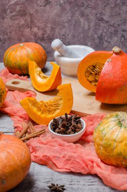 Gri, rustik ahşap arka plan üzerinde kabaklar.