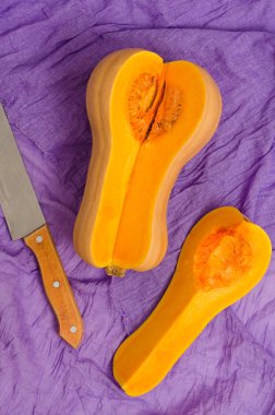 Kabak leylak Tekstil zemin üzerine bıçakla kesmek.