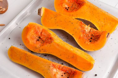 Tepsi, Beyaz ahşap zemin üzerinde pişirme üzerinde kabak dilimlenmiş.