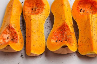 Tepsi, Beyaz ahşap zemin üzerinde pişirme üzerinde kabak dilimlenmiş.