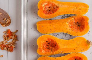 Tepsi, Beyaz ahşap zemin üzerinde pişirme üzerinde kabak dilimlenmiş.