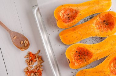 Tepsi, Beyaz ahşap zemin üzerinde pişirme üzerinde kabak dilimlenmiş.