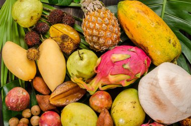 Koyu ahşap rustik arka plan üzerinde çeşitli Tay tropik meyveler.