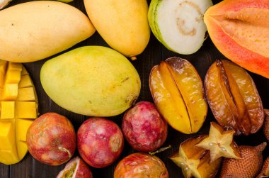 Koyu ahşap rustik arka plan üzerinde çeşitli Tay tropik meyveler.